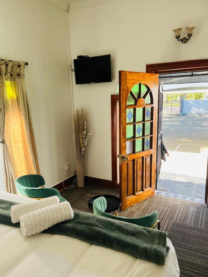 Bed & Breakfast St Eve & *